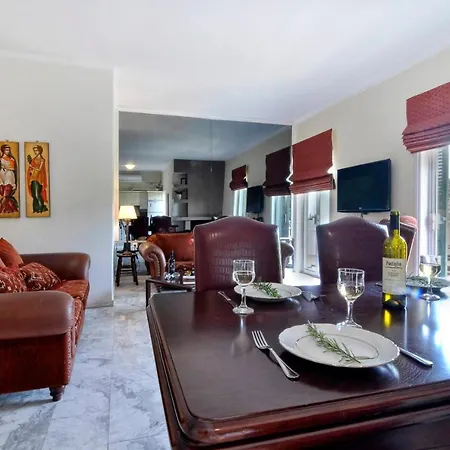 Three Bedroom Family House Apartament