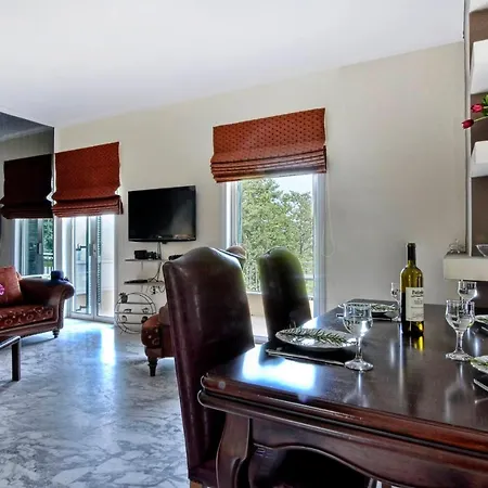 Apartament Three Bedroom Family House